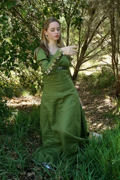 Retrato Comprimento Total Loira Vestindo Lindo Vestido Fantasia Medieval Verde — Fotografia de Stock
