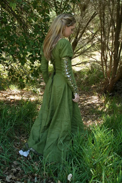 Pełen Portret Blondynki Ubranej Piękną Zieloną Średniowieczną Suknię Fantazyjną Pozowanie — Zdjęcie stockowe