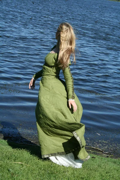 Portrait Complet Blondinette Portant Une Belle Robe Fantaisie Médiévale Verte — Photo