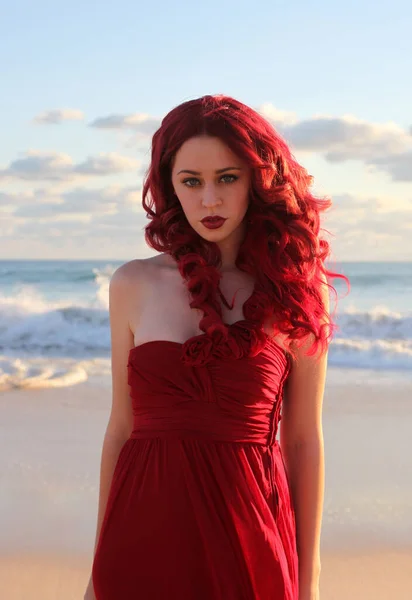 Kızıl Saçlı Zarif Kırmızı Bir Elbise Giymiş Bir Kadının Tam — Stok fotoğraf