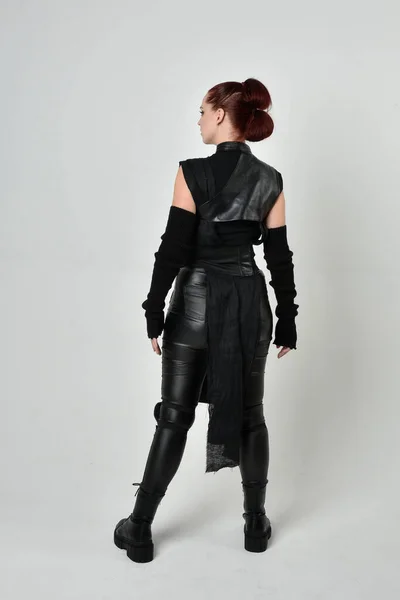 Portret Pięknej Rudej Modelki Czarnym Futurystycznym Skórzanym Kostiumie Dynamiczna Pozycja — Zdjęcie stockowe
