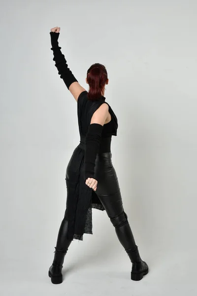 Teljes Hosszúságú Portré Csinos Vörös Hajú Női Modellről Fekete Futurisztikus — Stock Fotó