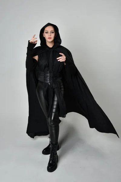 Portret Pięknej Rudej Modelki Czarnym Futurystycznym Stroju Skóry Scifi Czarnym — Zdjęcie stockowe