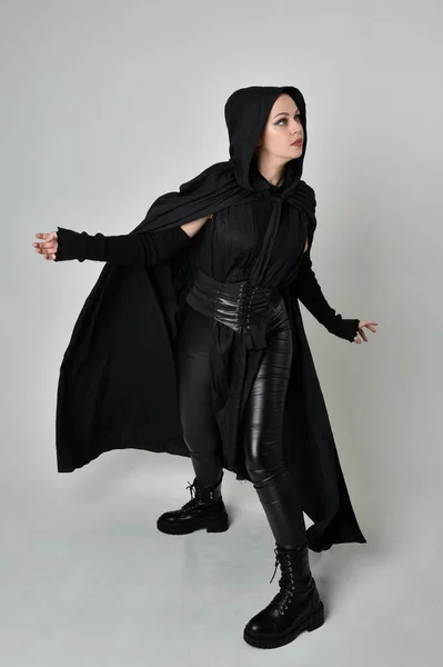 Portret Pięknej Rudej Modelki Czarnym Futurystycznym Stroju Skóry Scifi Czarnym — Zdjęcie stockowe