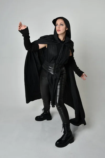 Volledig Portret Van Mooie Roodharige Vrouwelijke Model Dragen Zwarte Futuristische — Stockfoto