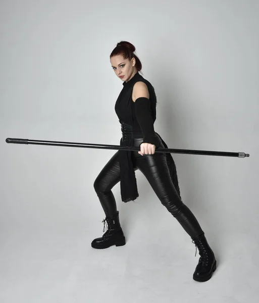 의상을 지팡이 모델의 화이트 스튜디오 배경에 역동적 스탠드 — 스톡 사진