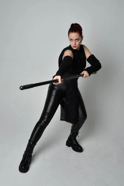 의상을 지팡이 모델의 화이트 스튜디오 배경에 역동적 스탠드 — 스톡 사진