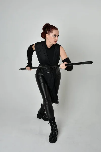 Volledig Portret Van Mooie Roodharige Vrouwelijke Model Dragen Zwarte Futuristische — Stockfoto