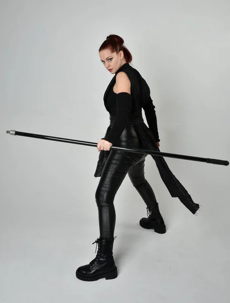 Portret Pięknej Rudej Modelki Czarnym Futurystycznym Skórzanym Kostiumie Trzymającej Broń — Zdjęcie stockowe