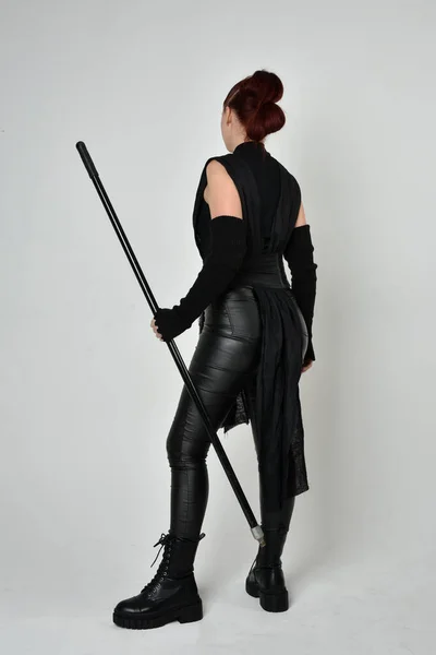의상을 지팡이 모델의 옆으로 스튜디오 배경을 향하는 다이나믹 스탠드 — 스톡 사진