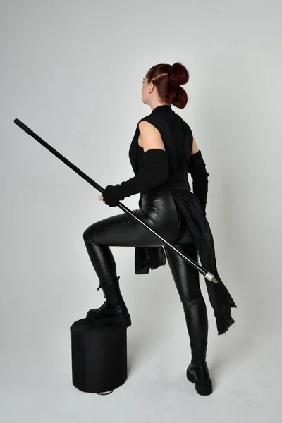 의상을 지팡이 모델의 옆으로 스튜디오 배경을 향하는 다이나믹 스탠드 — 스톡 사진