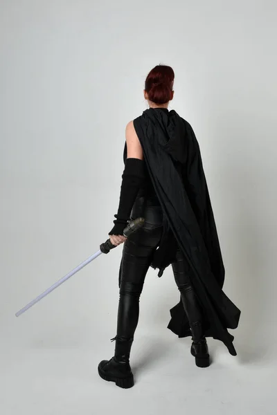 망토를 라이츠 무기를 모델의 화이트 스튜디오 배경에 다이나믹 스탠드 — 스톡 사진