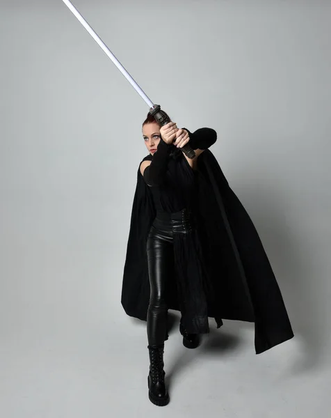 망토를 라이츠 무기를 모델의 화이트 스튜디오 배경에 다이나믹 스탠드 — 스톡 사진