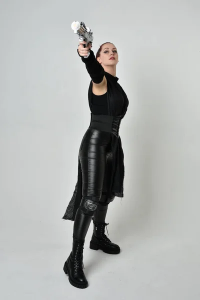 망토를 총기를 모델의 스튜디오 배경에 다이나믹 스탠드 — 스톡 사진