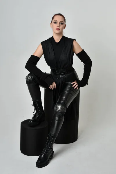 Portret Pięknej Rudej Modelki Czarnym Futurystycznym Skórzanym Kostiumie Dynamiczna Pozycja — Zdjęcie stockowe