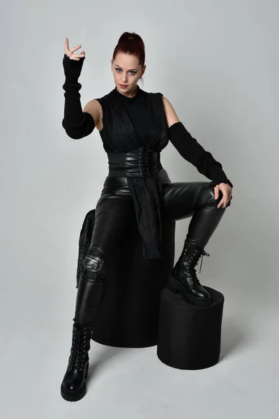Teljes Hosszúságú Portré Csinos Vörös Hajú Női Modellről Fekete Futurisztikus — Stock Fotó