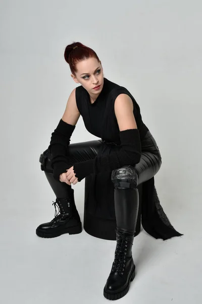Siyah Fütüristik Deri Pelerin Giyen Güzel Kızıl Saçlı Kadın Modelin — Stok fotoğraf