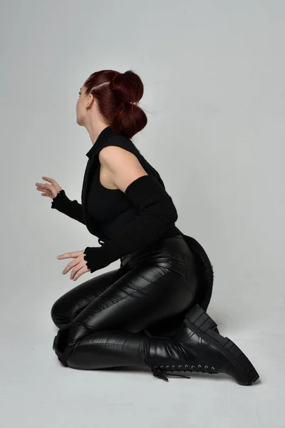 Siyah Fütüristik Deri Pelerin Giyen Güzel Kızıl Saçlı Kadın Modelin — Stok fotoğraf