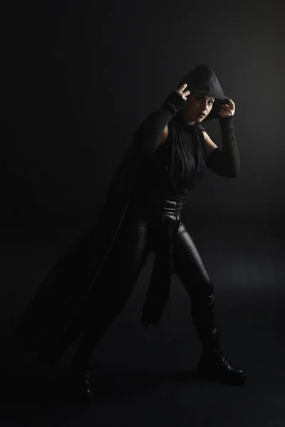 Portrait Pleine Longueur Jolie Rousse Modèle Féminin Portant Noir Futuriste — Photo