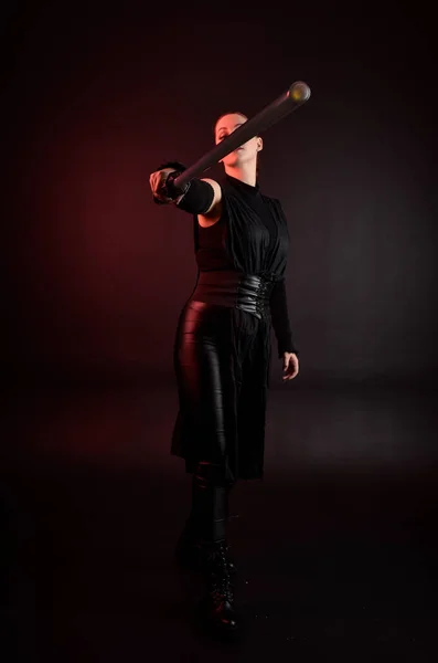Portret Pięknej Rudej Modelki Czarnym Futurystycznym Skórzanym Kostiumie Pozycja Stojąca — Zdjęcie stockowe