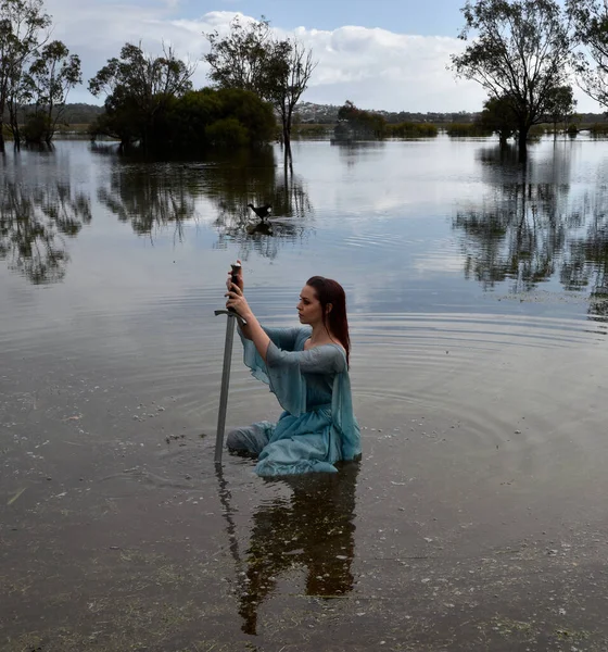 Porträt Der Schönen Mädchen Fließenden Fantasiegewand Einem Magischen See Hintergrund — Stockfoto