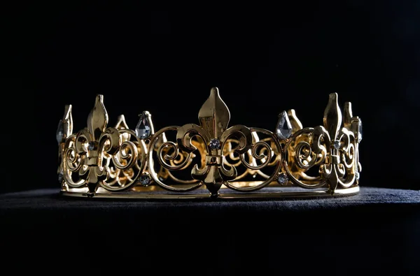Nahaufnahme Einer Wunderschönen Echten Goldenen Krone Isoliert Auf Dunkelschwarzem Studiohintergrund — Stockfoto