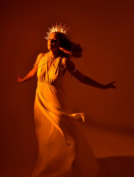 Portrait Beautiful Red Head Woman Wearing Long Flowing Fantasy Toga — Stok fotoğraf