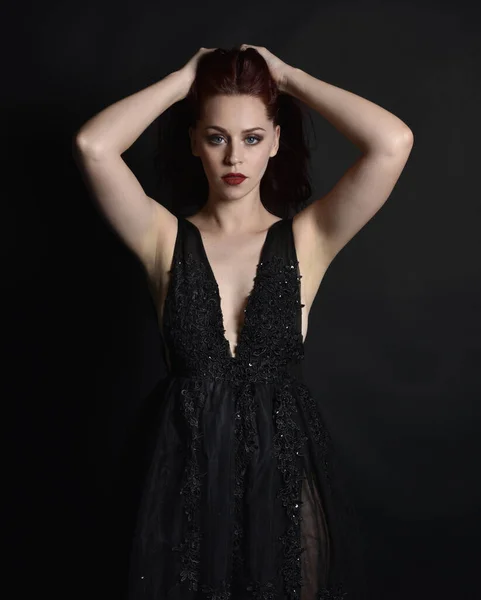 Retrato Cerca Hermosa Mujer Con Pelo Rojo Con Vestido Negro —  Fotos de Stock