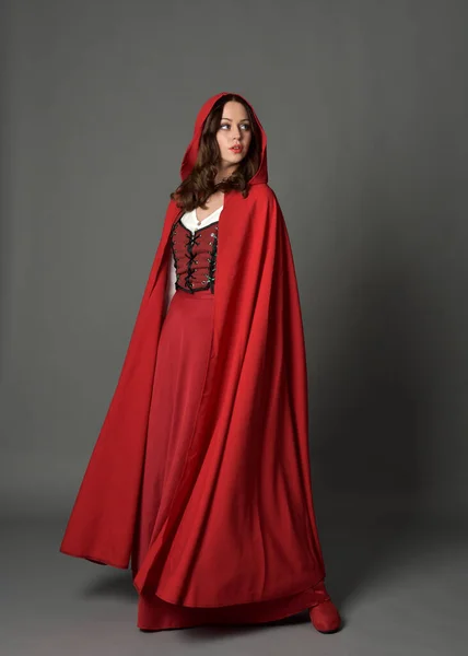 Uzun Etekli Dalgalı Kapüşonlu Pelerinli Kırmızı Ortaçağ Fantezi Kostümü Giyen — Stok fotoğraf