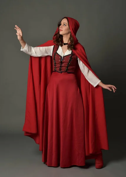 Plná Délka Portrét Krásné Brunetky Žena Sobě Červené Středověké Fantasy — Stock fotografie