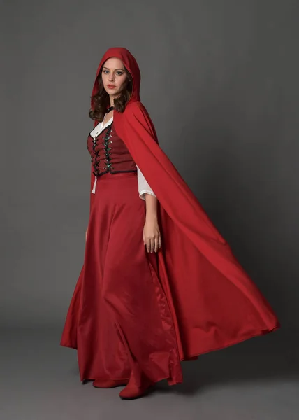 穿着红色中世纪奇幻服装 头戴飘逸的头巾的漂亮黑发女人的全长肖像 — 图库照片