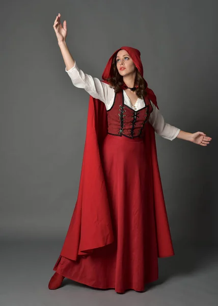 穿着红色中世纪奇幻服装 头戴飘逸的头巾的漂亮黑发女人的全长肖像 — 图库照片