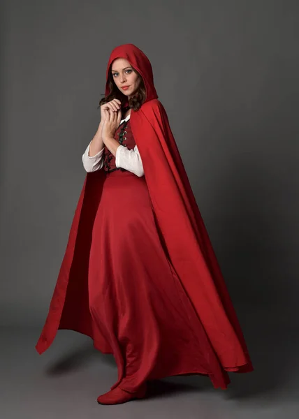 Ritratto Figura Intera Bella Donna Bruna Che Indossa Rosso Medievale — Foto Stock