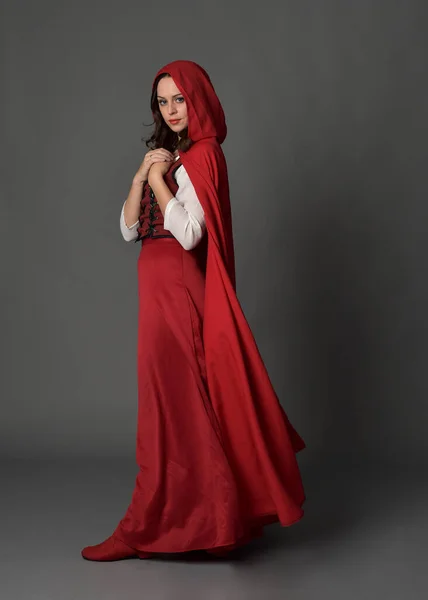 Uzun Etekli Dalgalı Kapüşonlu Pelerinli Kırmızı Ortaçağ Fantezi Kostümü Giyen — Stok fotoğraf
