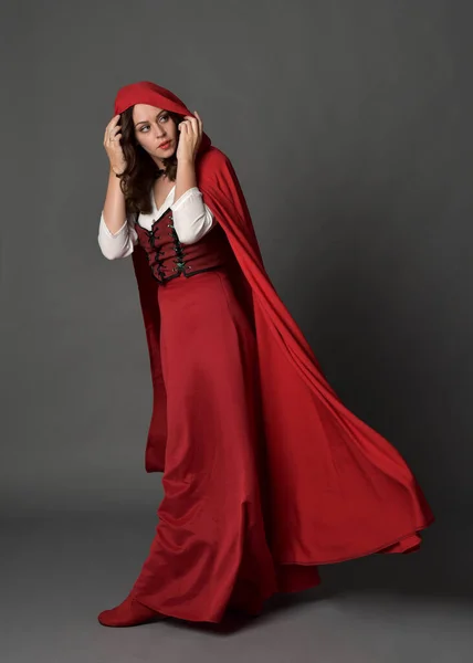 Full Length Portrait Beautiful Brunette Woman Wearing Red Medieval Fantasy — Stockfoto