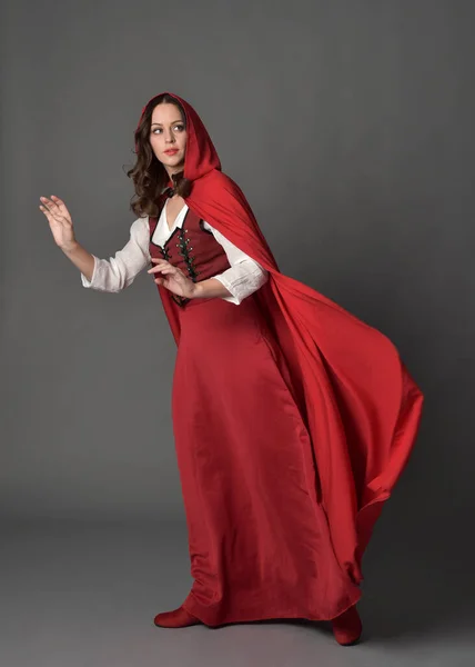 Full Length Portrait Beautiful Brunette Woman Wearing Red Medieval Fantasy — Stockfoto