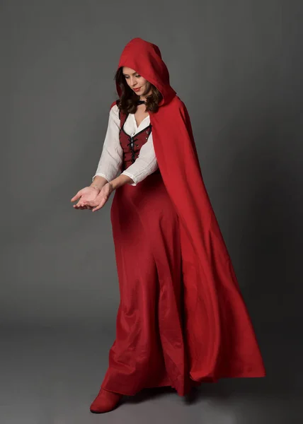 Portret Pięknej Brunetki Ubranej Czerwony Średniowieczny Kostium Fantazji Długą Spódnicą — Zdjęcie stockowe