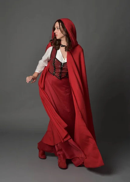 Ritratto Figura Intera Bella Donna Bruna Che Indossa Rosso Medievale — Foto Stock