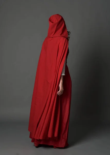 Retrato Comprimento Total Mulher Vestindo Traje Fantasia Medieval Vermelho Manto — Fotografia de Stock