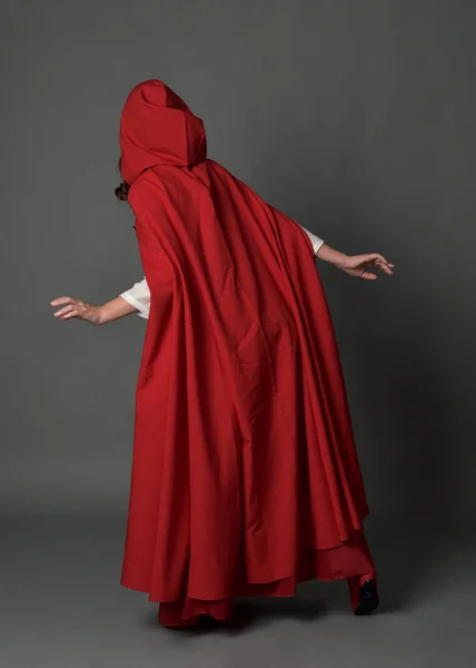Portrait Complet Femme Portant Costume Fantaisie Médiéval Rouge Manteau Capuche — Photo