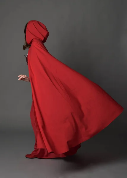 Retrato Completo Mujer Vestida Con Traje Fantasía Medieval Rojo Capa — Foto de Stock