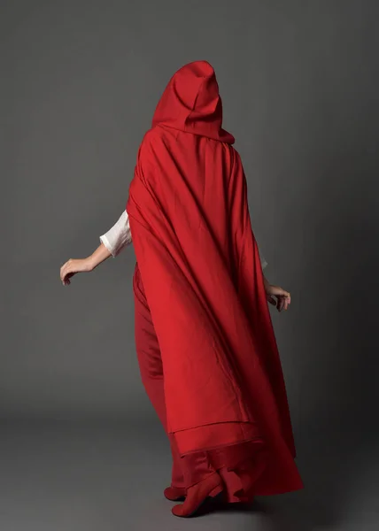 Dlouhý Portrét Ženy Červeném Středověkém Kostýmu Fantazie Rozevlátý Plášť Kapucí — Stock fotografie
