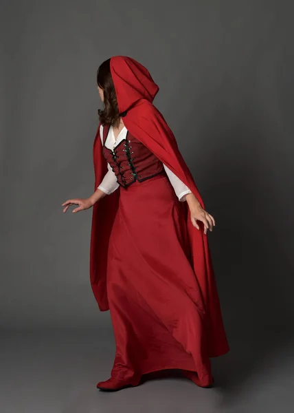 Pełna Długość Portret Kobiety Czerwonym Średniowiecznym Stroju Fantasy Płynący Kaptur — Zdjęcie stockowe