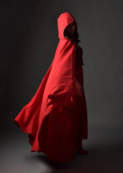 Ganztägiges Porträt Einer Frau Rotem Mittelalterlichen Fantasiekostüm Fließendem Kapuzenmantel Stehende — Stockfoto