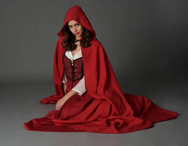 Kırmızı Ortaçağ Fantezi Kostümü Giyen Uzun Etekli Dalgalı Kapüşonlu Pelerinli — Stok fotoğraf
