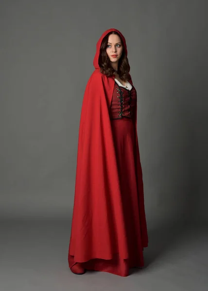 Dlouhý Portrét Ženy Červeném Středověkém Kostýmu Fantazie Rozevlátý Plášť Kapucí — Stock fotografie