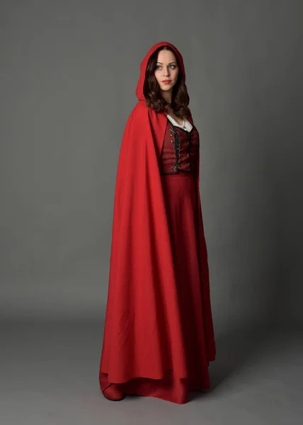 Ritratto Figura Intera Donna Costume Fantasy Medievale Rosso Mantello Fluente — Foto Stock