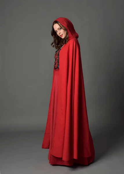 Ritratto Figura Intera Donna Costume Fantasy Medievale Rosso Mantello Fluente — Foto Stock