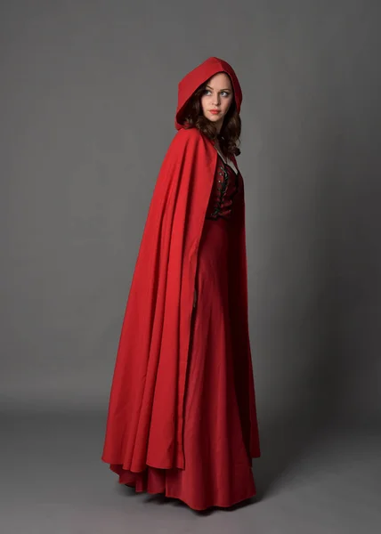 Kırmızı Ortaçağ Fantezi Kostümü Giymiş Kapüşonlu Pelerinli Bir Kadının Uzun — Stok fotoğraf
