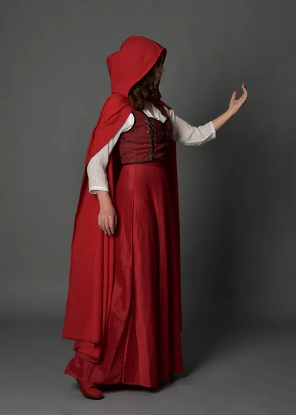 Retrato Comprimento Total Mulher Vestindo Traje Fantasia Medieval Vermelho Manto — Fotografia de Stock